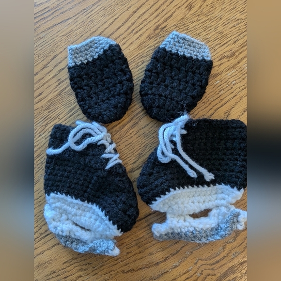 NHL hand-crocheted Oilers HOCKEY infant knit set. 0-3 Months - Picture 3 of 7